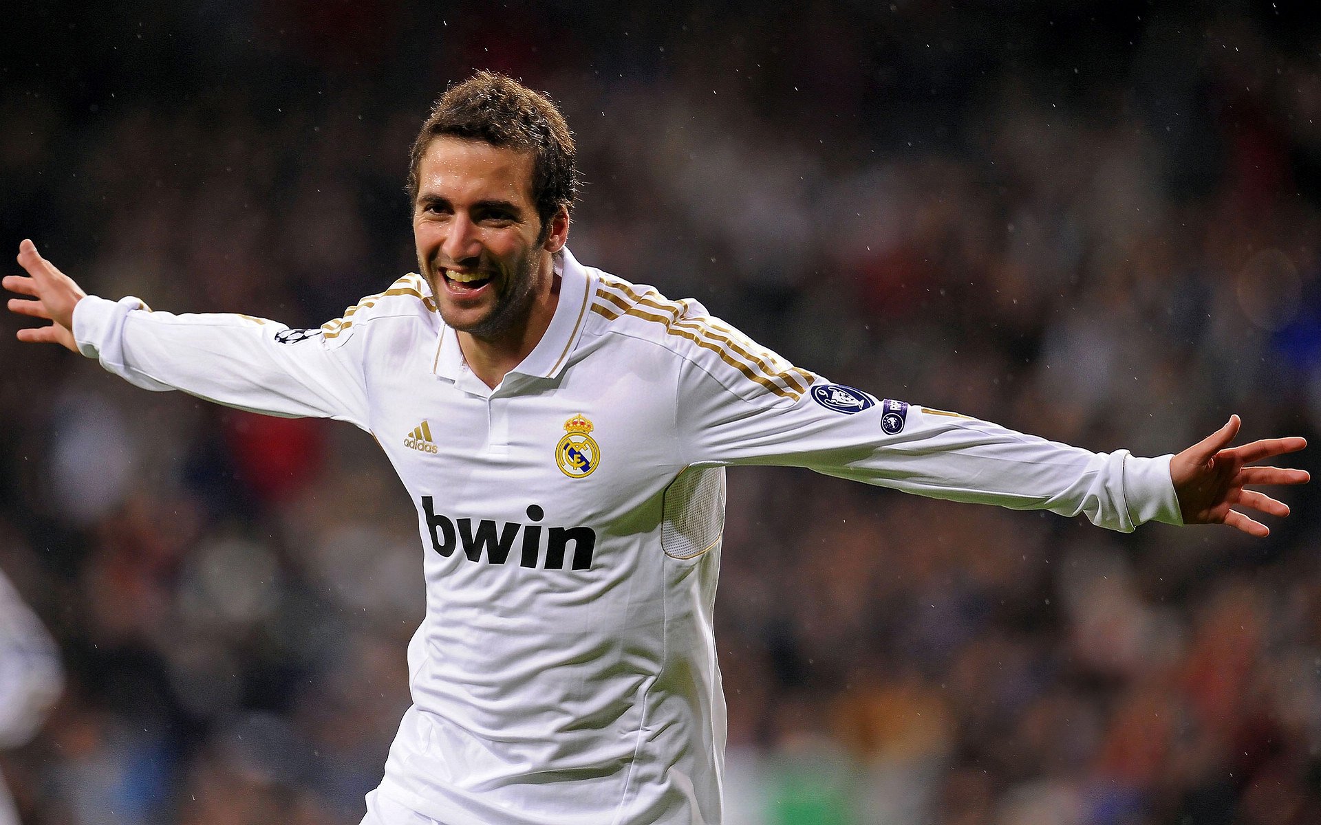 中场三人组主导控场节奏,中场组合站位